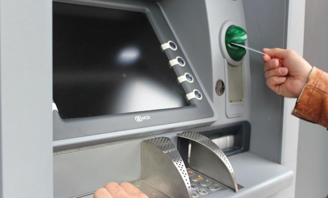 Первый коммерческий банк США открывает доступ к криптовалюте через банкоматы